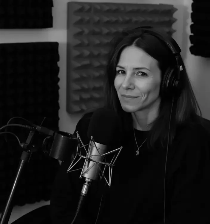 demos de voz profesional Sandra Voz grabando en estudio